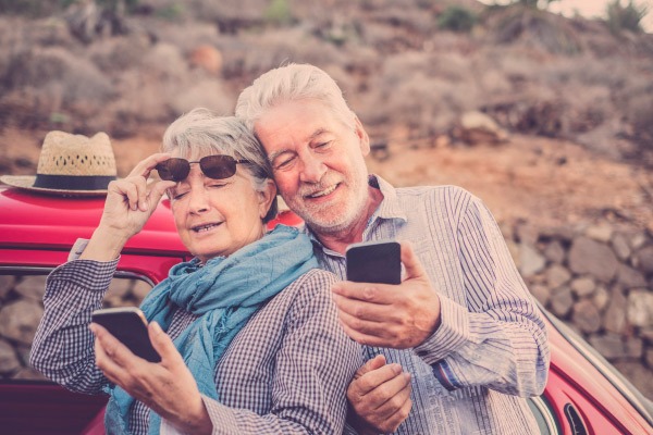 Gli anziani guardano il telefonino più di cento volte al giorno, ma solo  per le relazioni sociali – Facile Anziani